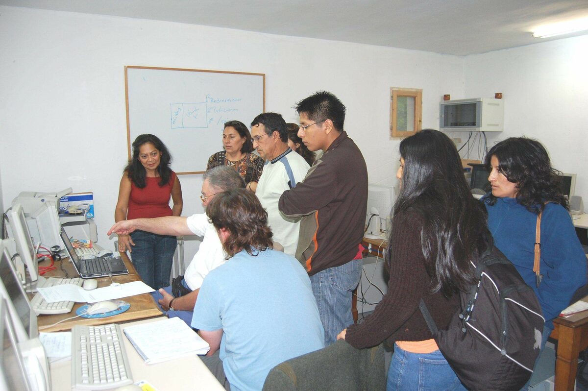 Interior del taller de Reciclanet en Erandio, Bizkaia