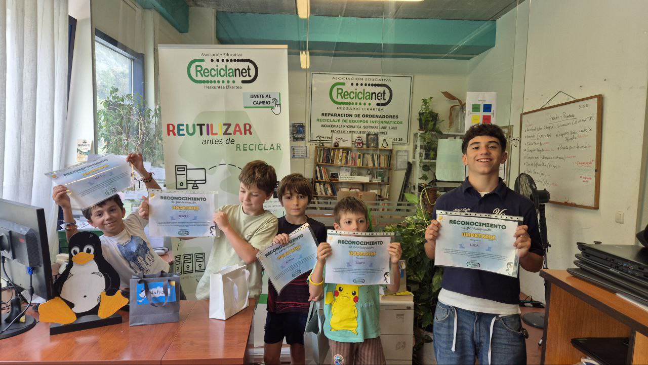 Niños del curso KodeTxiki en Reciclanet mostrando sus diplomas