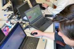 alumnos en rt usando ordenadores